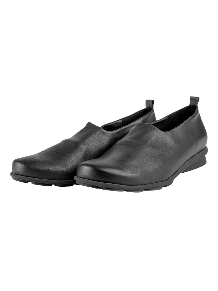 Delamo slip on