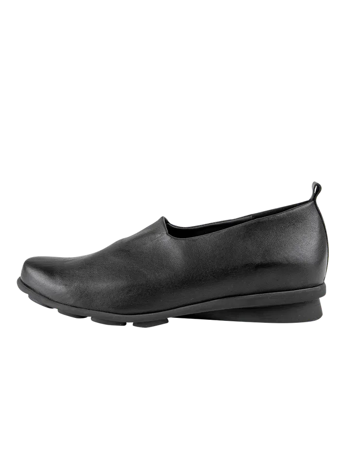 Delamo slip on Delamo slip on