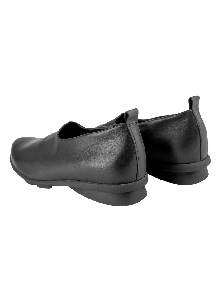 Delamo slip on Delamo slip on