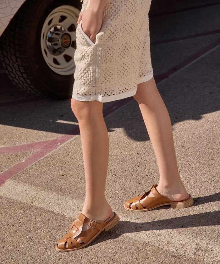Sandals Women Dolce Vita Hippie Flats Tan Crinkle Patent